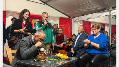Bild: Becher Robert
2. Bürgermeister Richard Brunner wird beim "Bürgermeisterauftrieb" beim Entleeren seiner Halben mit dem Strohhalm angefeuert.