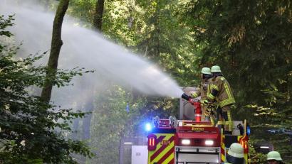 Bild: FF Prackendorf/ Gabi Böckl
Feuerwehrkräfte bei der Übung in Prackendorf.