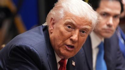 Bild: Evan Vucci/AP/dpa
Trump wurde auf seine frühere Äußerung angesprochen, dass die Ukraine von Russland besetzte Gebiete zurückgewinnen könnte.