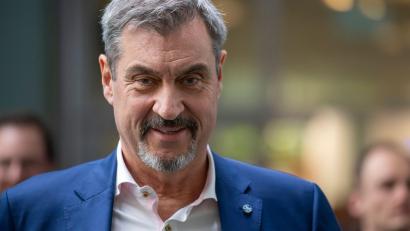 Bild: Peter Kneffel/dpa
Nach der Sitzung des CSU-Vorstandes hatte Markus Söder gut lachen - dennoch bereiten auch ihm die finanziellen Nöte der bayerischen Kommunen zunehmend Sorgen.