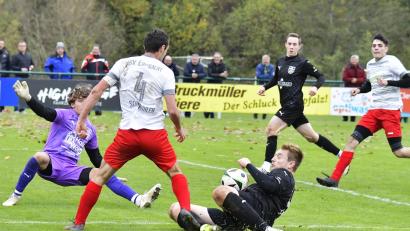 Bild: Hubert Ziegler
Der SV Schmidmühlen unterlag dem FC Rieden mit 0:1: Für große Aufregung sorgte diese Szene Anfang der zweiten Halbzeit, als Kapitän Michael Mehringer (Zweiter von links) vom SV Schmidmühlen alleine vor Torhüter Ben Lontke (links) vom FC Rieden auftauchte und Daniel Wein (Dritter von links) vom FC Rieden die Szene zwar klären konnte, die Schmidmühlener jedoch Handspiel reklamierten, was jedoch keinen Elfmeter einbrachte.