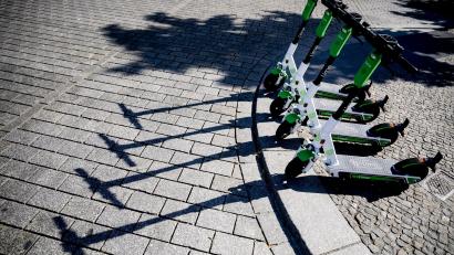 Symbolbild: Christoph Soeder
Miet-E-Scooter sind auf Prager Straßen und Gehwegen ab Januar nicht mehr willkommen.