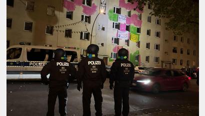 Bild: Sven Kaeuler/dpa
Dutzende Menschen wehren sich in Berlin-Mitte gegen die Räumung von teilweise besetzten Häusern.