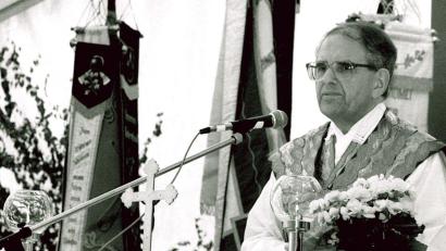 Archivbild: Archiv Der neue Tag 
Pfarrer Georg Maria Witt war immer nah bei den Gläubigen. Das Bild zeigt ihn 1994 bei einem Gottesdienst im Freien.