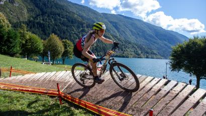 Bild: Zzam Agency
Für die Crosstriathleten ging es mit dem MTB am Molvenosee entlang.