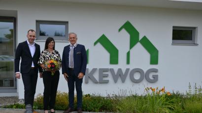 Bild: as
Die Kewog steht vor einem Geschäftsführerwechsel. Aufsichtsratsvorsitzender Roland Grillmeier (rechts) stellte die neue Doppelspitze vor: Rainer Hecht und Marion Scharnagl-Neid übernehmen ab 2026 die Leitung.