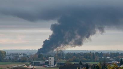 Bild: Stefan Puchner/dpa
In Sontheim an der Brenz ist in einem Recyclingbetrieb Feuer ausgebrochen.