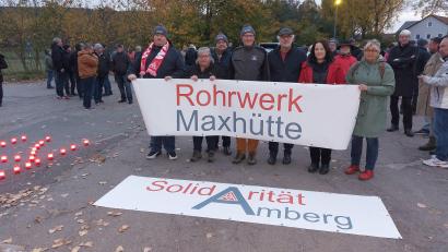 Bild: mfh
Zur Rohrwerk-Mahnwache, zu der die IG Metall eingeladen hatte, waren Rohrwerker, ehemalige Maxhütterer, Gewerkschafter, Angehörige und Politiker gekommen.