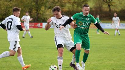 Bild: Dieter Jäschke
Für Schlusslicht SV Kohlberg reichte es auch am letzten Spieltag der Hinrunde nicht zu einem Sieg. Gegen den ASV Haidenaab setzte es eine 0:1-Heimniederlage. In dieser Szene erobert der Haidenaaber Pascal Steeger (Mitte) vom Kohlberger Niklas Aha (links) den Ball.