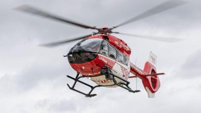 Bild: Daniel Karmann/dpa
Ein Rettungshubschrauber brachte den verletzten Fahrer in ein Krankenhaus. (Symbolbild)