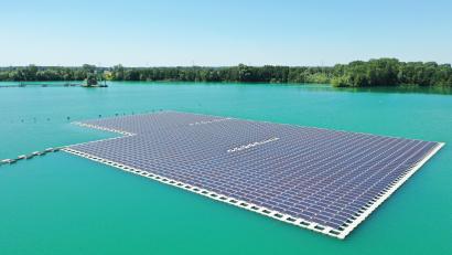 Symbolbild: Benedikt Spether/dpa
Eine Photovoltaik-Anlage schwimmt auf einem Baggersee.