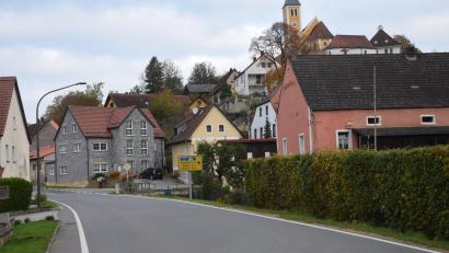 Bild: bö
Wie im Marktgemeinderat berichtet wurde, wird durch Allersburg zu schnell gefahren. Die Bürger wollen eine 30er-Zone sehen, sagt Ortssprecher Alois Siegert.