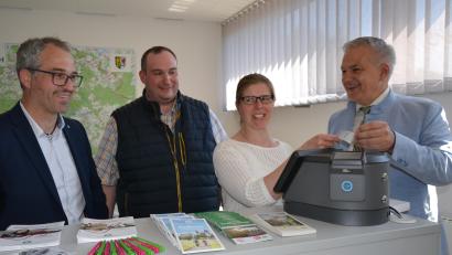 Bild: as
Das erste Ticket ist gelöst: Landrat Roland Grillmeier (von rechts) nimmt es von Marina Schiffmann entgegen, die sich im VGN-Büro der Eska um die Kundenwünsche kümmert. Stellvertretender Fahrdienstleiter Hans Maenner und Eska-Geschäftsführer Markus Hösl beobachten die Szene.