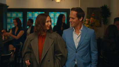 Bild: -/AppleTV/dpa
Maya Rudolph und Nat Faxon in einer Szene der Serie "Reich".
