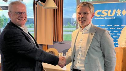 Archivbild: ihl
OB Andreas Feller (links) und Andreas Wopperer reichen sich nach der Nominierungsversammlung im Mai die Hände. Nun will der Unterlegene, Andreas Feller, gegen seinen Stellvertreter und Fraktionsvorsitzenden im Stadtrat, Andreas Wopperer, am 8. März 2026 antreten.