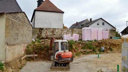 Bild: glb
Die historische Friedhofsmauer in Ernhüll muss dringend saniert werden. Die erforderliche statische Voruntersuchung sowie Bodenschürfen durch Archäologen wurden einstimmig beauftragt.