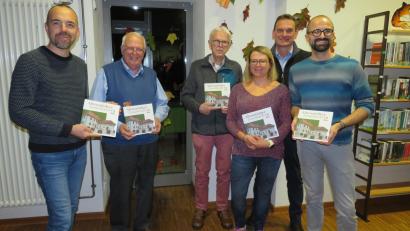 Bild: adj
Ralph Bauer, Burkhard Hagemann, Rainer Christoph. Barbara Neuber, Bürgermeister Ernst Schicketanz und Thomas Hösl (von links) das neue Lesebuch.