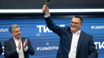 Bild: Boris Roessler/dpa
Nach der ersten Börsennotierung von TKMS wird die Glocke geschwungen.
