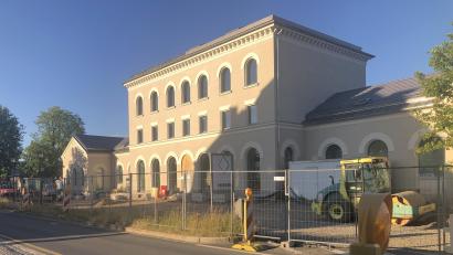 Archivbild: wro
Das zum Kulturbahnhof umgestaltete Gebäude in Wiesau ist ein Beispiel für über die Gemeindegrenzen hinaus bedeutsame Investitionen. Der Landkreis bezuschusst das Projekt, das über 15 Millionen Euro kostet, mit 650.000 Euro.