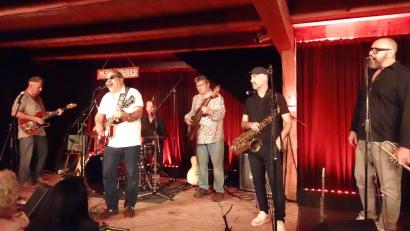 Bild: ui
Zwei Gitarren, zwei Bläser, ein Bass und Schlagzeug um Bandleader Peter Schneider (links): Die Stimulators begeistern das Publikum am Schafferhof.