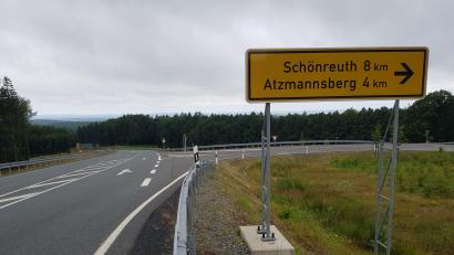 Bild: Benkhardt
Der neu ausgebaute Einmündungsbereich der Kreisstraße nach Atzmannsberg liegt nun auch offiziell auf Landkreisgebiet Tirschenreuth, während die B 299 daneben zum Landkreis Neustadt/WN gehört.