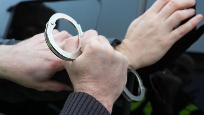 Bild: Marcus Brandt/dpa
Die Polizei nimmt die beiden Verdächtigen auf der Autobahn fest. (Symbolbild)