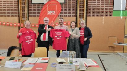 Bild: vsr
Muhammet "Mo" Dal aus Erbendorf (Mitte) geht für die Tirschenreuther Kreis-SPD ins Rennen um das Amt des Landrats. Die Kreisvorsitzenden Karl Georg Haubelt und Uli Roth sowie MdB Carolin Wagner und die Ortsvorsitzende Petra Thomas (von links) unterstützen ihn.