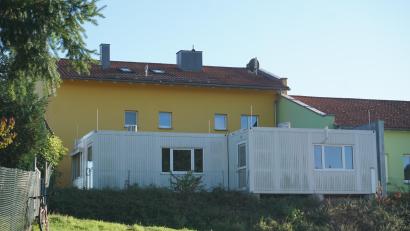 Bild: nib
Derzeit dominiert das Kinderhaus in Högling in der Gemeinde Fensterbach noch die Containerlösung als Erweiterung. Das soll sich jetzt aber ändern.