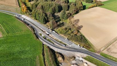 Bild: Staatliches Bauamt Amberg-Sulzbach
Die neue Brücke über den Mooswiesengraben bei Kemnath wird am 22. Oktober 2025 für den Verkehr freigegeben.