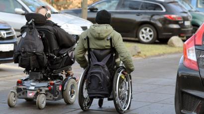 Symbolbild: Waltraud Grubitzsch/dpa
Rollifahrer treffen in Innenstädten auf Probleme, die Menschen ohne Einschränkungen nicht wahrnehmen.