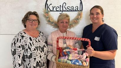 Bild: Strickrunde Neustadt
120 selbstgestrickte Mützchen für Neugeborene schenkte die Strickrunde Neustadt dem Kreißsaal-Team des Weidener Klinikums.
