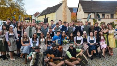 Bild: fdl
Die Kirwapaare nach dem Austanzen zusammen mit „Den Allerscheynsten“.