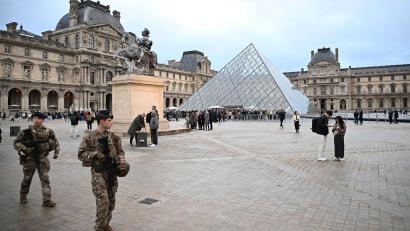 Bild: Emma Da Silva/AP/dpa
Nach dem Kunstraub im Louvre in Paris dauert die Fahndung nach den Tätern und ihrer Beute an. (Archivbild)