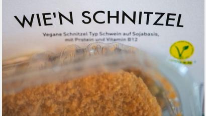 Bild: Marijan Murat/dpa
Ein veganes Schnitzel auf Sojabasis liegt in einer Verpackung auf einem Küchentisch. Das EU-Parlament ist dafür, dass pflanzliche Ersatzprodukte nicht mehr Burger, Schnitzel oder Wurst heißen dürfen. Die Bezeichnung soll ausschließlich Produkten tierischer Herkunft vorbehalten sein.