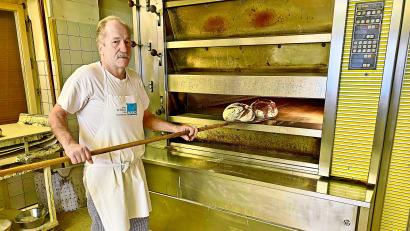 Bild: Lena Buckreus-Gagel
Die letzten Sauerteigbrote werden in der Bäckerei von Rainer Müller in Speichersdorf am 31. Oktober gebacken.