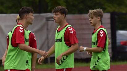 Bild: mhs
Ben Kippes (Zweiter von links/beim Hinspiel, gegen den 1. FC Nürnberg). Der Neustädter fällt bei der U19 des SSV Jahn noch verletzt aus.