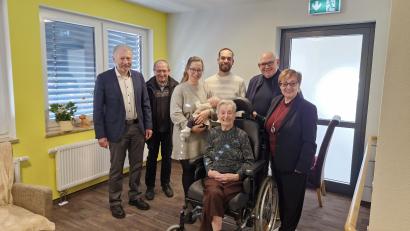 Bild: Lothar Müller
Rosa Prüll feiert 90. Geburtstag und freut sich über viele Glückwünsche, von links: Bürgermeister Lothar Müller, Pfarrer Thomas Thiermann, Natalie Eckert mit Urenkelin Kleo Eckert, Enkel Christian, Werner Eckert Ehemann von Tochter Ursula Eckert.