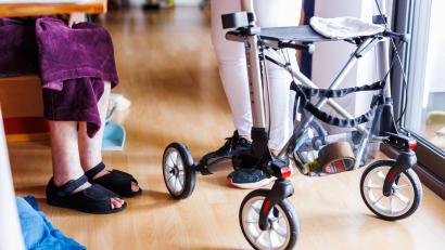 Symbolbild: Philipp von Ditfurth/dpa
Laut Zahlen des "Qualitätsatlas Pflege" sind 2023 nirgendwo in Deutschland so viele Pflegeheimbewohner in ihren letzten 30 Lebenstagen so oft im Krankenhaus gewesen wie in Weiden. Das sagen die Weidener Heime dazu.