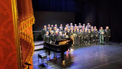 Bild: mma
Die beiden Chöre mit den Dirigenten (rechts) und den beiden Pianistinnen in ihrer Mitte.