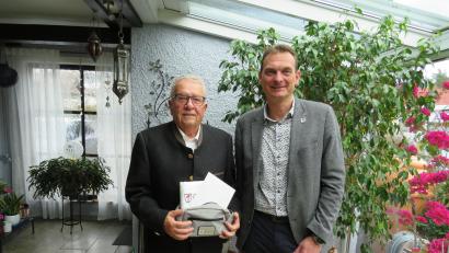 Bild: adj
Bürgermeister Ernst Schicketanz gratulierte Hans Gammanick zum 80. Geburtstag.