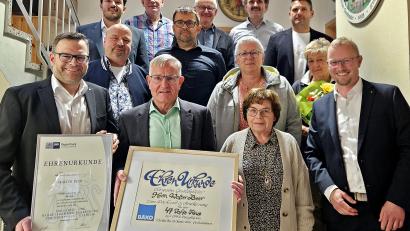 Bild: Wenzel Seibold-BÄKO-magazin
Ein Schwerpunkt der Versammlung lag bei Ehrungen für langjährige Mitglieder, Mitarbeiter und Mitarbeiterinnen. Walter Beer schied aus und erhielt die Ehrenmedaille. (vorne Zweiter von links)