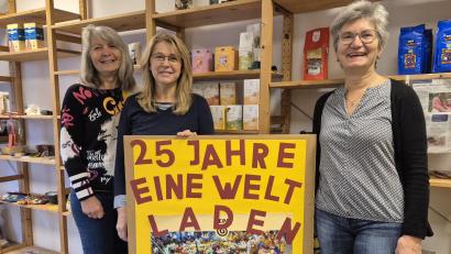Bild: Lowak
Seit 25 Jahren gibt es in Floß den Eine-Welt-Laden. Für Anita Feiler (Mitte), Ingrid Lindner und Renate Bock (rechts) ein guter Grund, um das wichtige Thema des fairen Handels wieder ins Bewusstsein zu rufen.