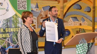 Bild: gi
Ministerialrätin Marion Appold vom Staatsministerium für Ernährung, Landwirtschaft, Forsten und Tourismus gratulierte dem Markt Moosbach zur Auszeichnung und überreichte einen Förderbescheid in Höhe von 30.000 Euro an Bürgermeister Armin Bulenda.