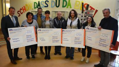 Bild: jr
Das Vereinsvermögen in Höhe von 33000 Euro übergab jetzt der aufgelöste Brieftaubenverein „Stiftland“ an die drei Kindergärten der Stadt Mitterteich und ans Tierheim Tirschenreuth zu gleichen Teilen. Im Bild (von links) Bürgermeister Stefan Grillmeier, Regina Schiffmann, Vorsitzender Thomas Wedlich, Susanne Fellner, Vorstandsmitglied Josef Schaumberger, Daniela Härtl, sowie Eva Helm und Berthold Kellner.