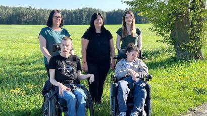 Bild: Happynest e.V./exb
"Happynest"-Vorsitzende Eva Wuttke (hinten rechts) mit Schwester Marie (vorne rechts), stellvertretende Vorsitzende Jana Lindner (Mitte) sowie Kassiererin Alexandra Fischer mit Sohn Daniel gemeinsam unterwegs in der Natur.