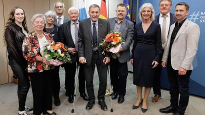 Bild: Martina Nötel
Die Barbara-Stamm-Medaille erhielten die beiden Geehrten Hans Grimm und Klaus-Dieter Seibold (Fünfter und Sechster von links) von Ministerin Ulrike Scharf (Dritte von rechts.). Begleitet wurden sie von Bürgermeister Hans-Martin Schertl (Zweiter von rechts) und weiteren Mitgliedern des Vereins.