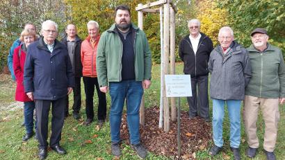 Bild: mfh
Mitglieder und Freundes des Männergesangsvereins 1882 Rosenberg waren zusammen gekommen, um die Baumspende auf dem Rosenberger Friedhof an Bürgermeister Stefan Frank zu übergeben.