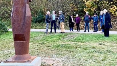 Bild: Martina Benz
Der Kunstverein Pertolzhofen hat die Skulptur „Versetzung gefährdet“ des Künstlers Willi Weiner der Öffentlichkeit vorgestellt.