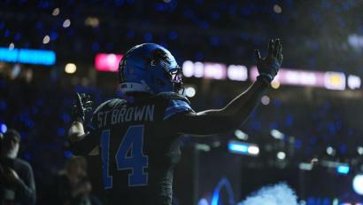 Bild: Ryan Sun/AP/dpa
St. Brown sorgte für Jubel in Detroit - vor, während und nach dem Spiel gegen die Bucs.