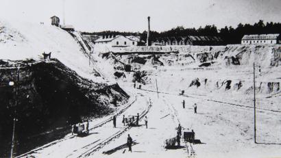 Bild: Privatarchiv Karl Prösl / Quelle Kaolinwerk
Das Kaolinwerk Schlemm beschäftigte in seiner Blütezeit bis zu 200 Arbeiter. Die etwa 1910 erntstandene historische Aufname von Nordosten zeigt die damalige großflächige Grube und die Gebäude samt FabrIk